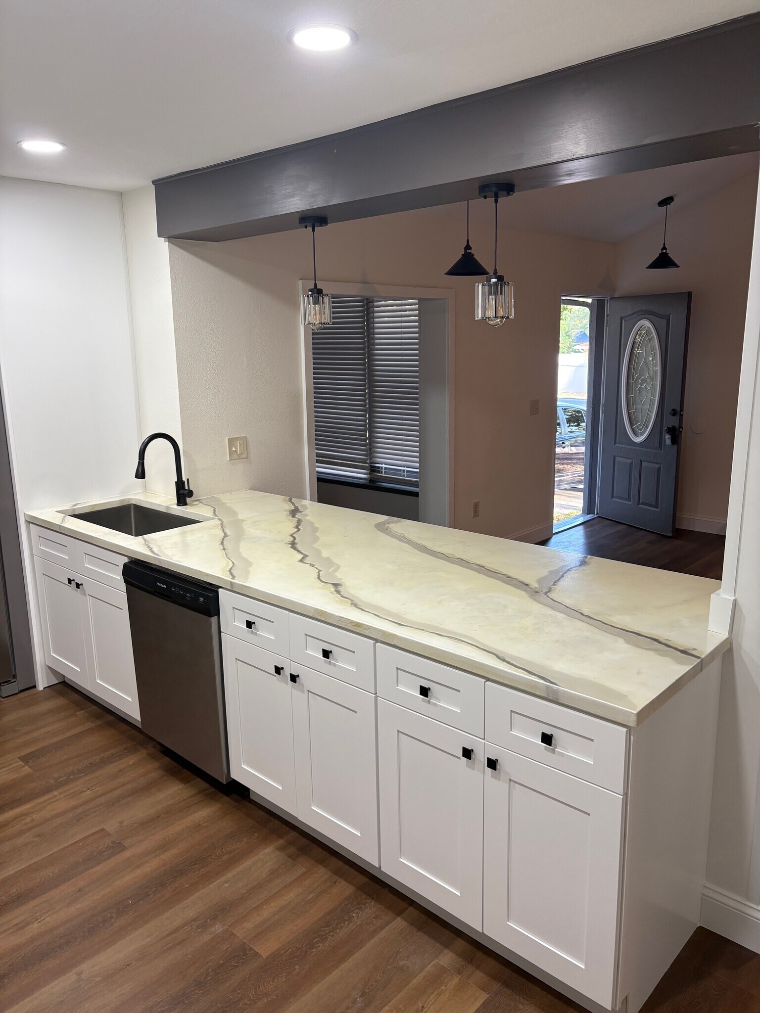 Kitchen - 316 E Daughtery Rd
