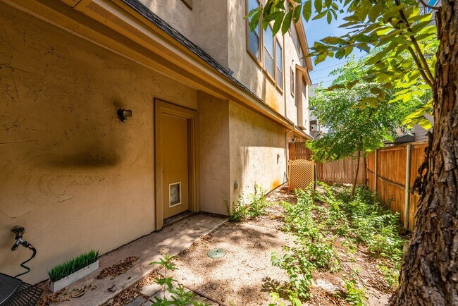 Building Photo - Beautiful Tuscan feel Condo Lower Greenville area
