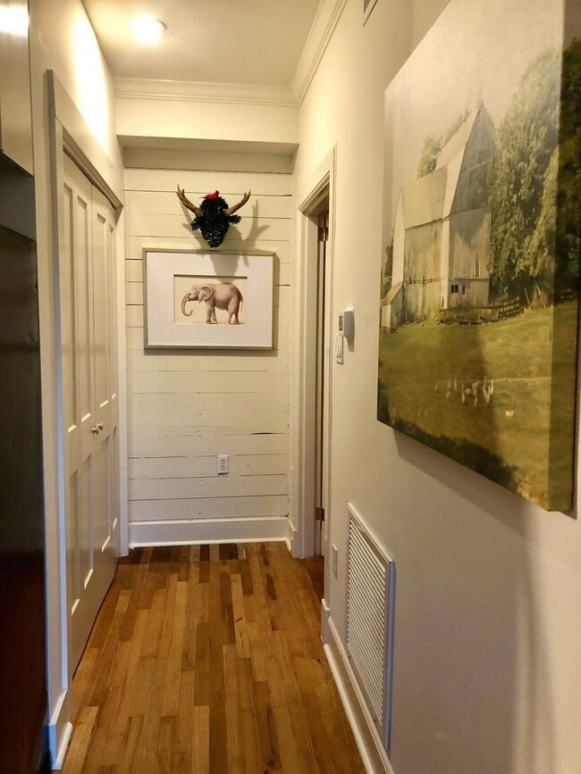 Building Photo - Available June 2026 – Furnished 1BR in Hundred Oaks | Utilities Included