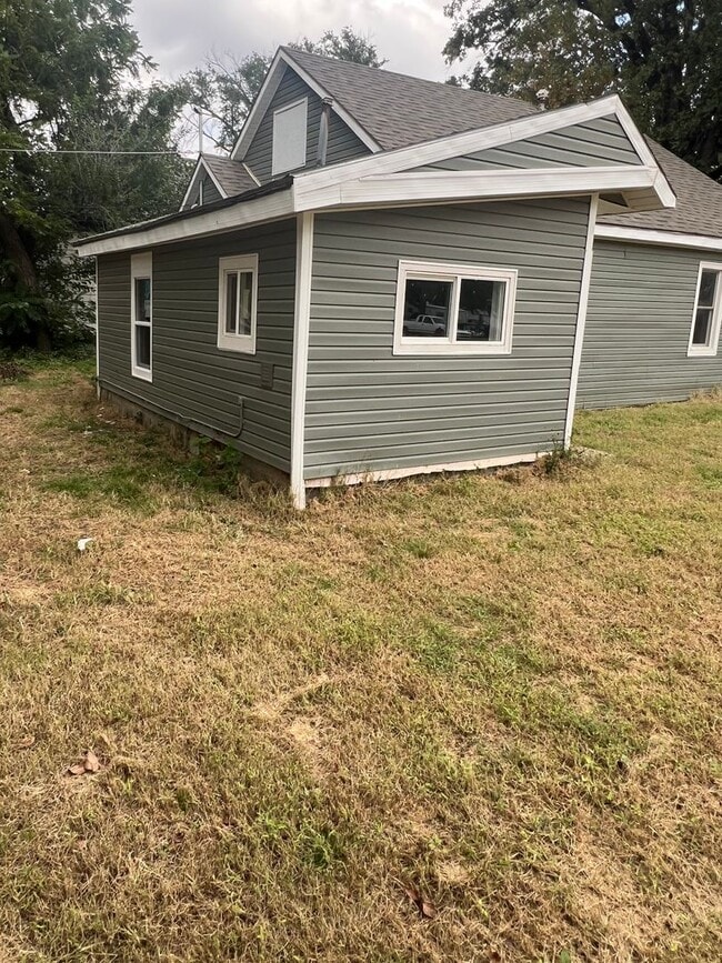Building Photo - 523 S Reed Ave