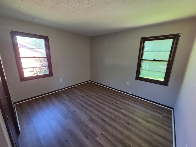 Building Photo - 1021 Ridgeway Dr
