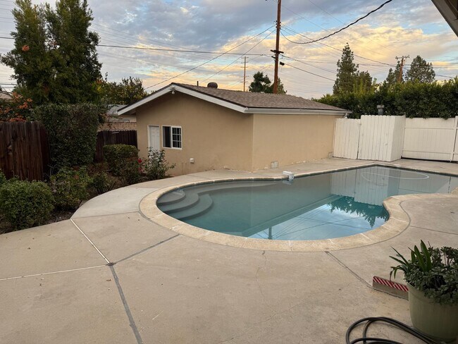 Building Photo - Open Thursday 12/11 3-4pm Private HOME 3bed/2 bath + POOL in Woodland Hills!