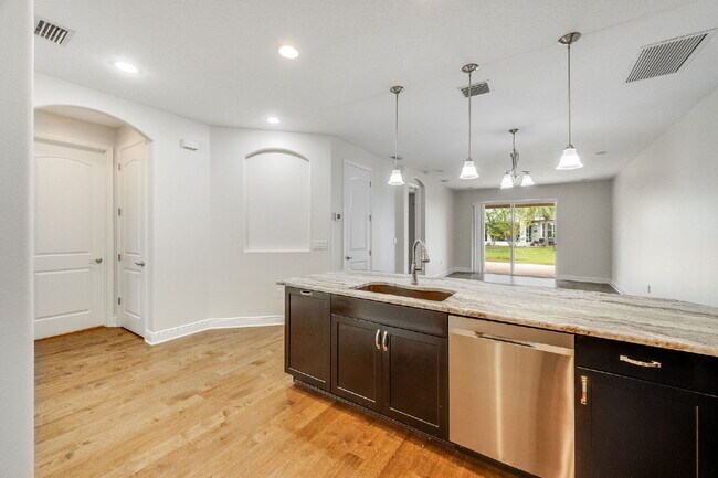 Building Photo - 3 bedroom Loren Cove Unit with Access to A...