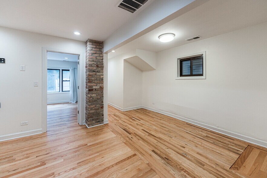 Building Photo - 516 N Hermitage Ave
