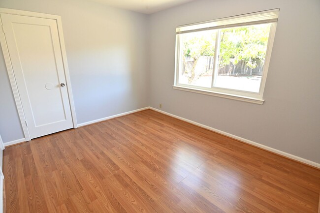 Building Photo - 2466 Beechwood Ave