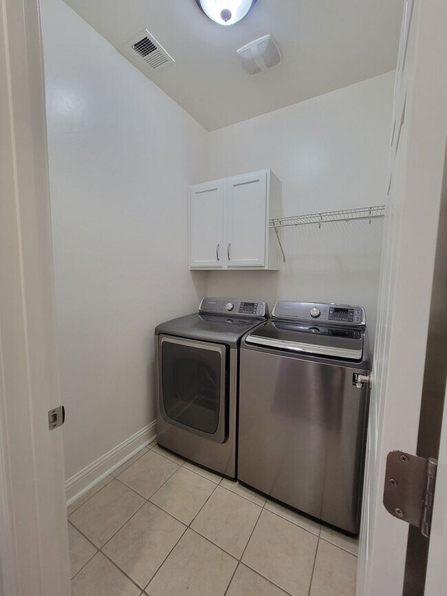 Building Photo - 3 bedroom 2.5 bathroom in desirable NW Visalia Bella Sera gated community!