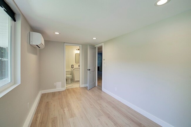 Building Photo - 4Bd/2.5Ba Kirkland House