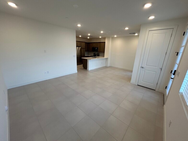 Building Photo - 2121 W Sonoran Desert Dr