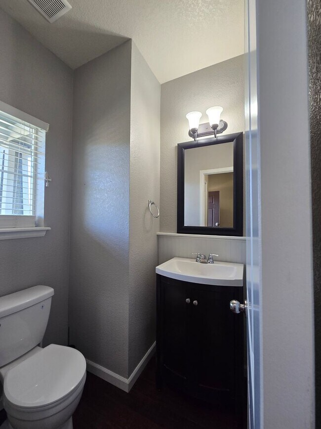 Building Photo - Amazing 3 bedrooms plus a loft, and 2.5 ba...