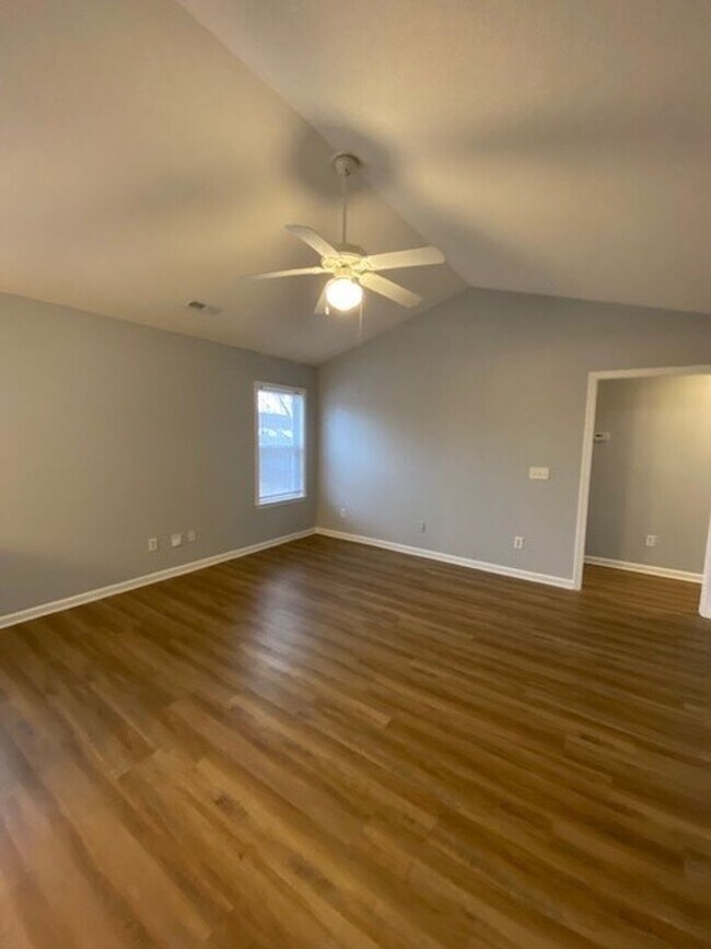 Building Photo - Welcome to this beautiful 4 bedroom, 2 bathroom home located in the desirable area of Wilmington,...