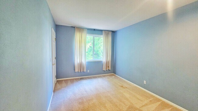 Building Photo - Beautiful 4 Bed 2.5 Bath  3190 sq ft Home ...