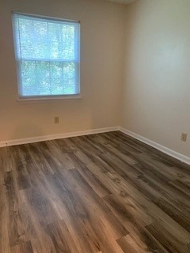 Building Photo - Adorable 2 bedroom 1 bath condominium