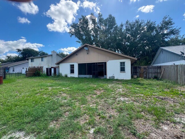 Building Photo - Spacious Lakeland 3-Bedroom Home with 2-Car Garage & Large Driveway