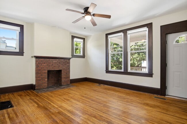 Building Photo - Recently Renovated 3 Bedroom Craftsman – Pet Friendly!