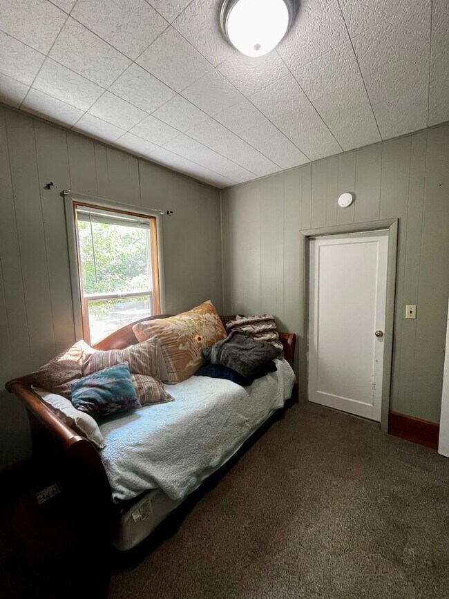 Building Photo - Amazing Downtown Location - 3 BR Home just...