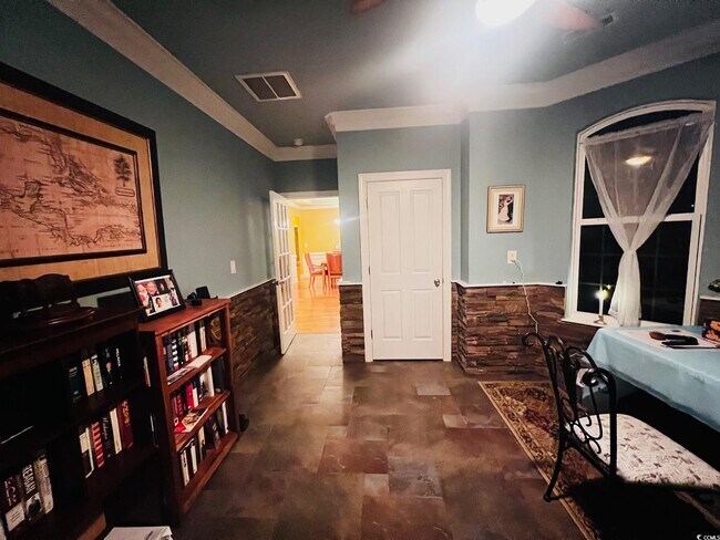 Building Photo - 584 Summerhill Dr