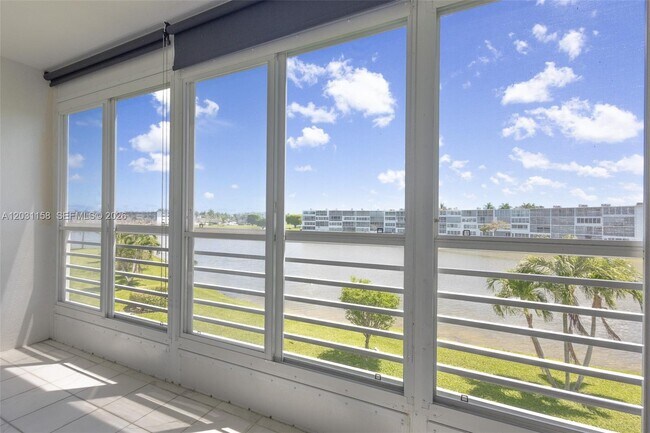 Building Photo - 3049 Wolverton C