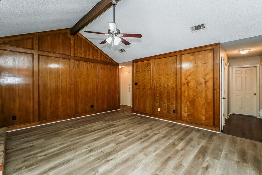 Building Photo - 709 Daniels Dr