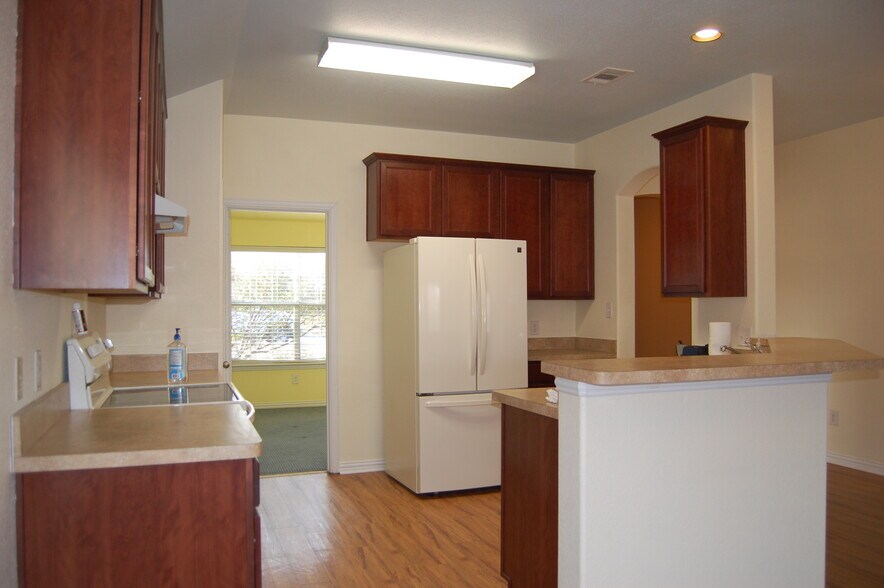 Building Photo - 706 Cedar Cove Dr