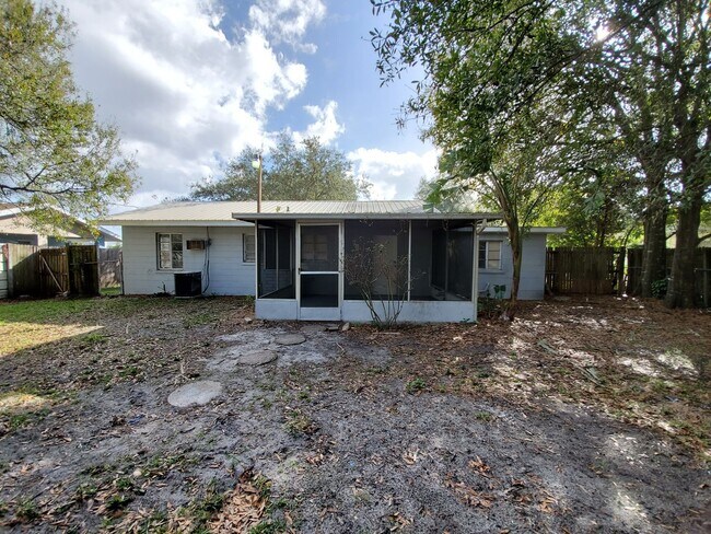 Building Photo - 3 bed / 2 bath Annual Rental Home in Brade...