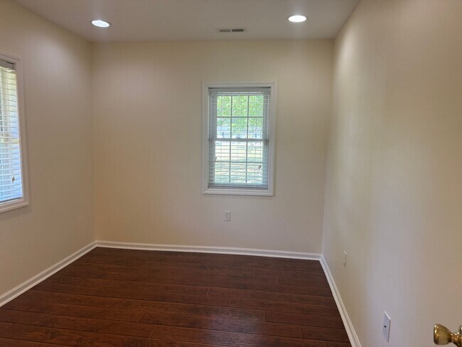 Building Photo - Newly remodeled brick home in New Bern