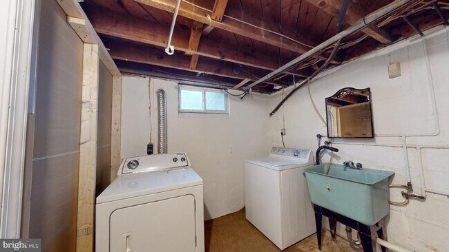 Building Photo - 2211 Arlington Terrace