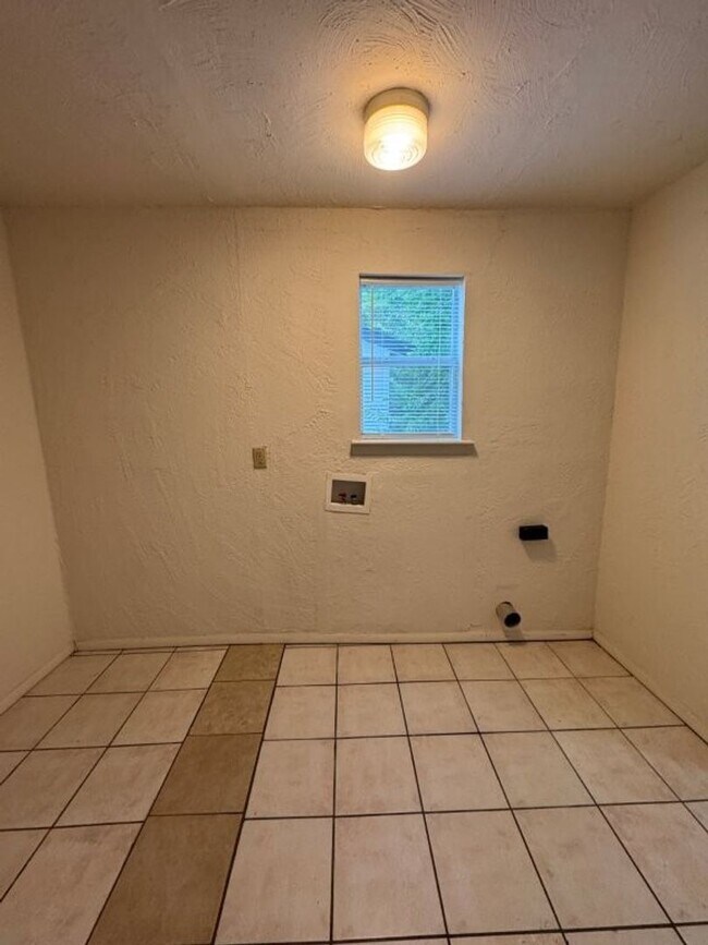 Building Photo - 4-bedroom garage conversion, cute and clea...
