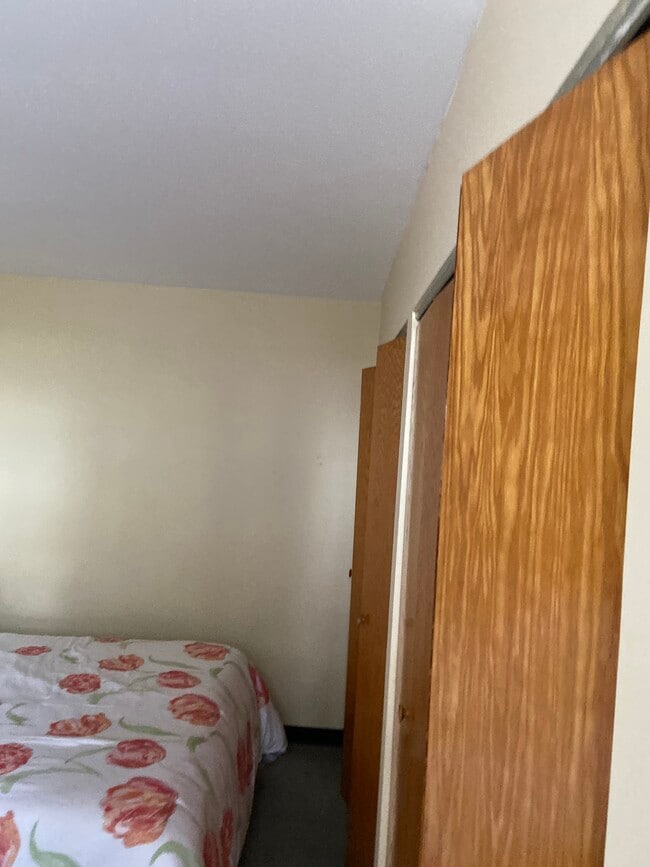 1 Bedroom Closets 2 - 112 US Oval