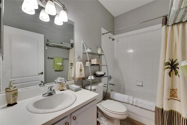 Building Photo - 2068 Sifield Greens Way