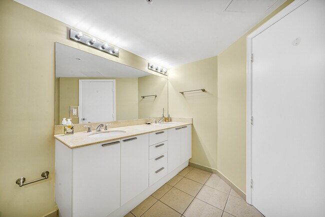 Building Photo - 16699 Collins Ave