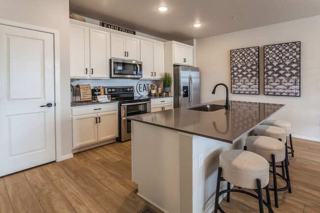 Building Photo - Modern 2 Bed / 2 Bath 1st Floor Condo w/ 1...