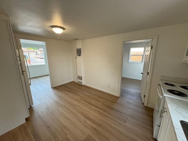 Building Photo - Cozy Remodeled 2 Bedroom, 1 Bathroom Home