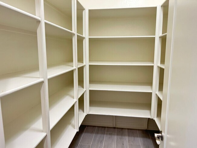 Building Photo - Beautiful home with generation suite in gated community