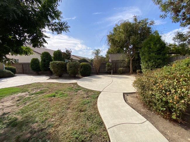Building Photo - NW Visalia Home Available now, October SPE...