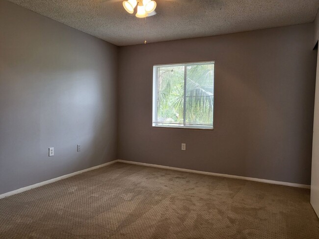 Building Photo - Fruitville & Tuttle area