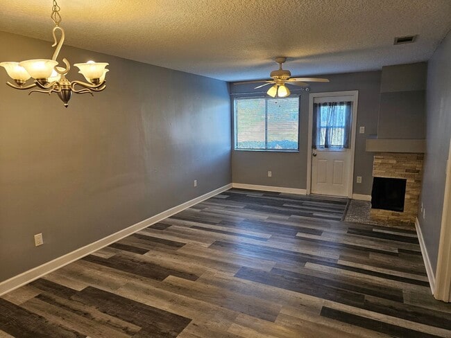 Building Photo - East Side 2 Bed 2 Bath Condo, Near Full Sa...