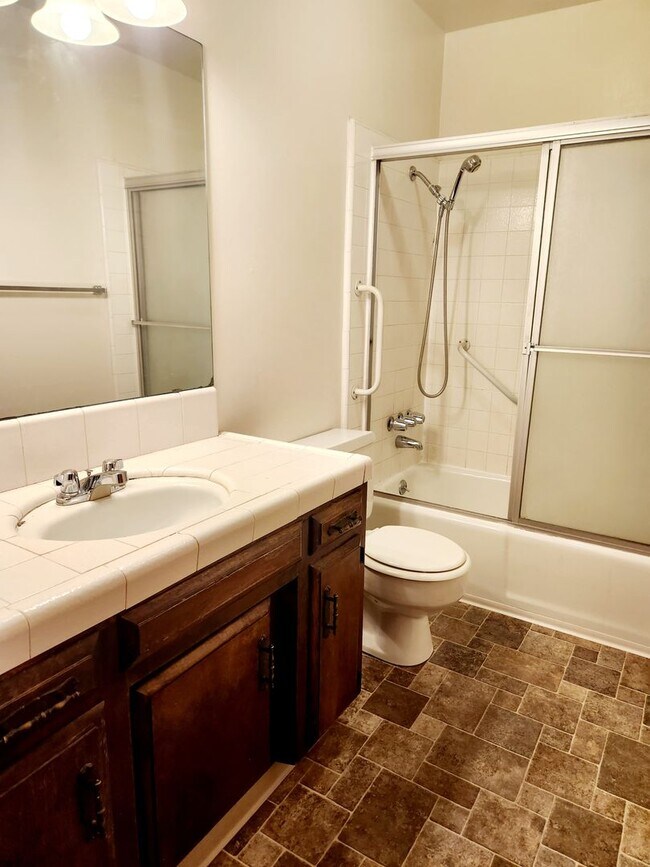 Building Photo - Two Bedroom Apartment Coming Soon! This Wi...