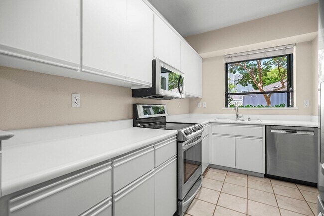 Building Photo - Beautiful single level condo, lower level ...