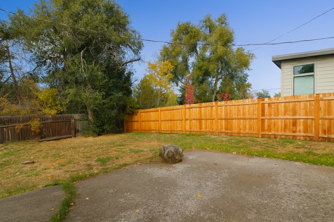 Building Photo - Comfort and Convenience in NE Bend. Pet-Friendly, 2-Bedroom Gem!