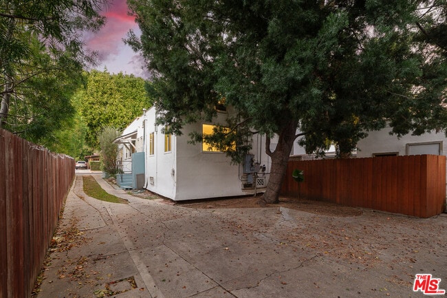 Building Photo - 4316 Kingswell Ave