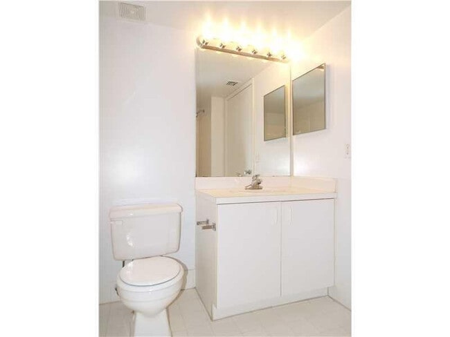 Building Photo - 741 N Pine Island Rd