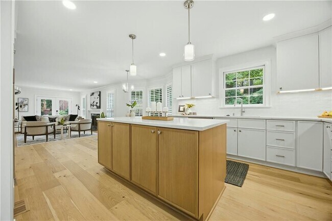 Building Photo - 1390 Tennis Ct Pl