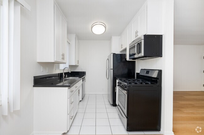 2BD, 1BA - 825SF - Ktichen - 2700 Abbot Kinney Blvd