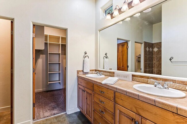 Building Photo - 3 bed 2 bath home!