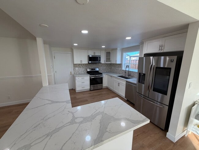 Building Photo - Updated and Modern 3BD/2BA Single Family Home Near Andrew Christensen Middle School in Livermore!