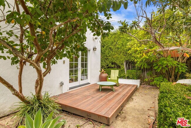 Building Photo - 1134 N Poinsettia Pl