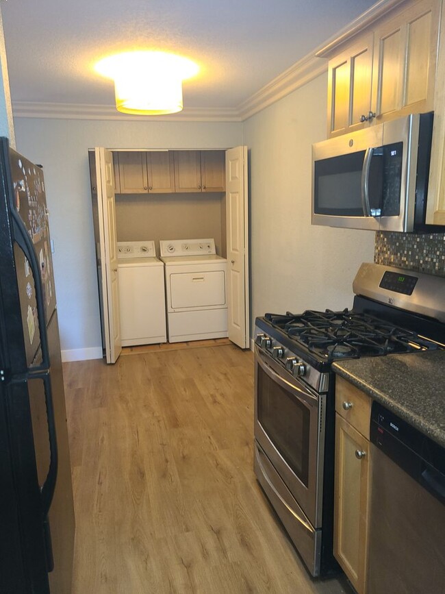 Building Photo - 2 bed 1.5 baths in College area.