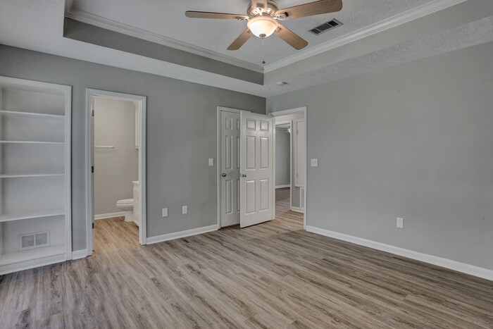 Building Photo - 211 Oak Brook Dr