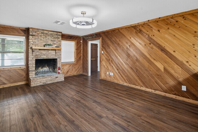 Building Photo - 2027 Ottawa Ln