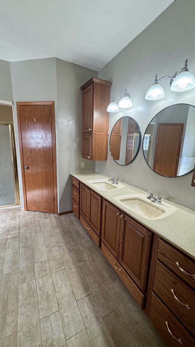 Building Photo - 322 Pinehurst Dr